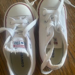 White converse chuck Taylor’s size 8
